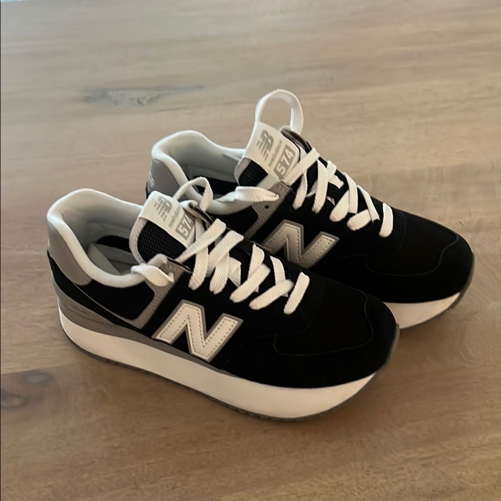 New Balance women’s Black Sneakers